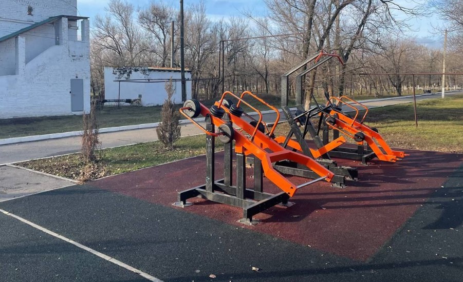 В саратовском селе жители занимались на опасных тренажерах с матерными словами